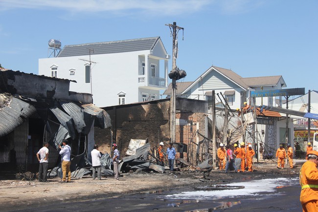 Hiện trường vụ cháy xe bồn chở xăng khiến 6 người chết, 19 ngôi nhà bị thiêu rụi ở Bình Phước - Ảnh 8.