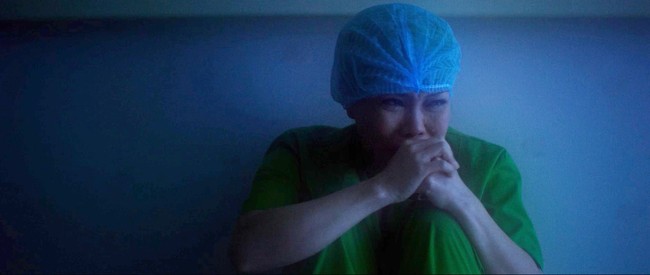 Việt Hương ngồi 1 mình, khóc tức tưởi bên ngoài phòng bệnh  - Ảnh 4.