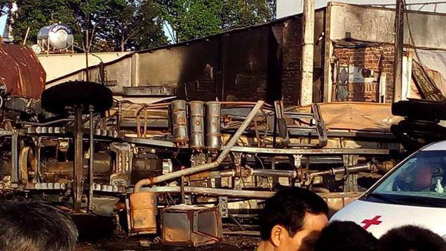Kinh hoàng cháy xe bồn chở xăng ở Bình Phước: Hiện đã có 6 người chết, 16 căn nhà bị cháy - Ảnh 2.