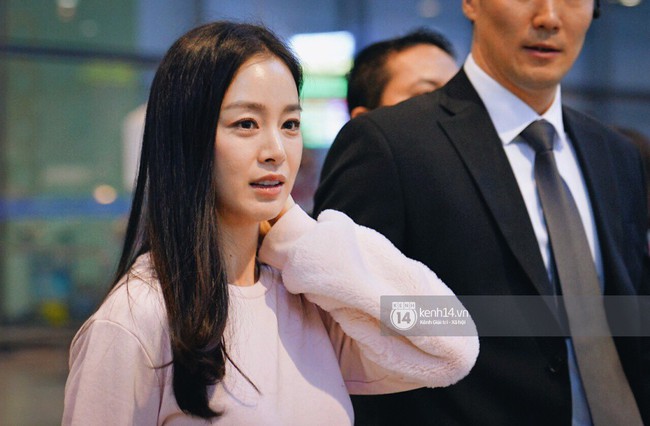 Kim Tae Hee xuất hiện chớp nhoáng tại sân bay Nội Bài, vui vẻ vẫy chào fan Việt Nam  - Ảnh 3.