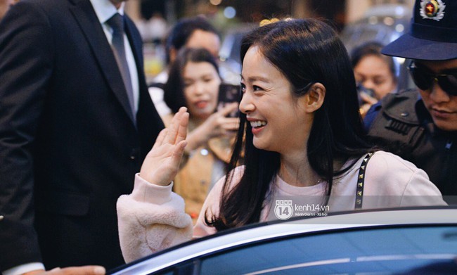 Kim Tae Hee xuất hiện chớp nhoáng tại sân bay Nội Bài, vui vẻ vẫy chào fan Việt Nam  - Ảnh 4.