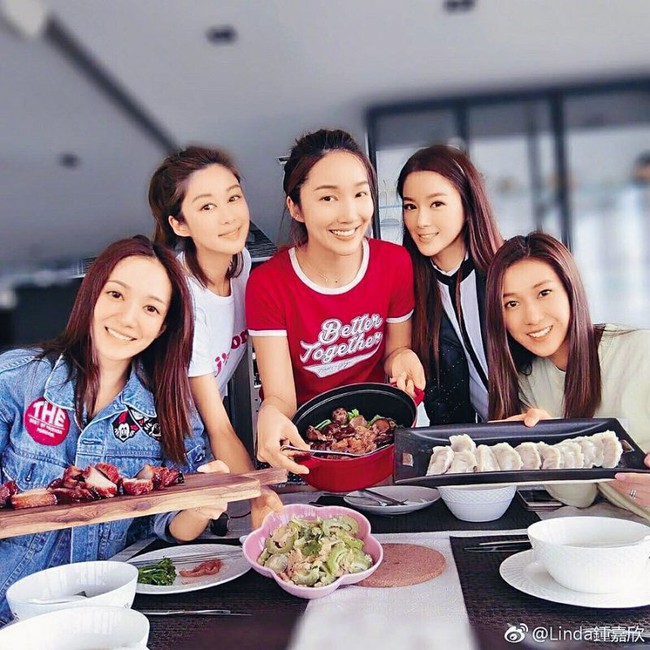 Hội tỷ muội thâm giao TVB: Hội bà 8 có Hồ Hạnh Nhi hạnh phúc viên mãn, Thất tỷ muội có Xa Thi Mạn quyền lực nhất nhì showbiz - Ảnh 13. Hội tỷ muội thâm giao TVB: Hội bà 8 có Hồ Hạnh Nhi hạnh phúc viên mãn, Thất tỷ muội có Xa Thi Mạn quyền lực nhất nhì showbiz - Ảnh 13.