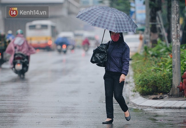 Chùm ảnh: Sau một đêm trở gió Hà Nội mưa lạnh xuống đến 17 độ C, người dân co ro ra đường - Ảnh 13.