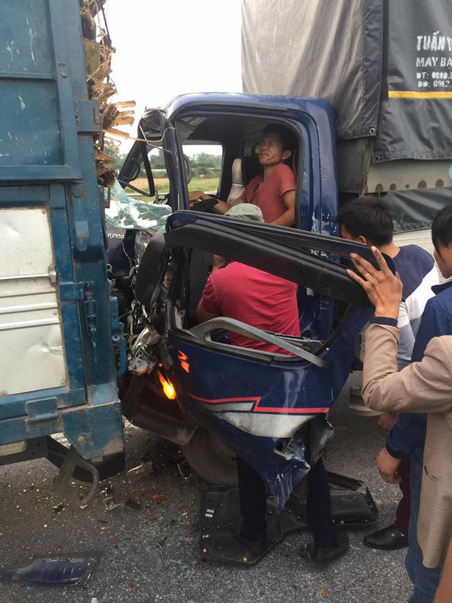 Giải cứu tài xế xe tải mắc kẹt sau va chạm, tài xế taxi gặp họa bất ngờ ngay sau đó - Ảnh 2.