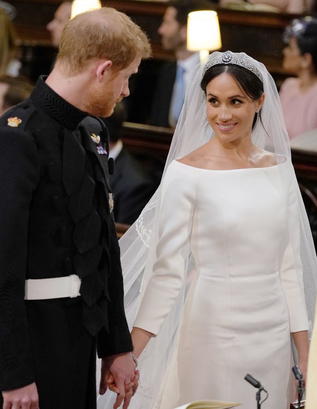 11 chiếc váy cưới đình đám nhất năm 2018: chiếc khoét lưng để khoe sẹo của cô dâu, chiếc đơn giản mà sang trọng tột cùng - Ảnh 21.