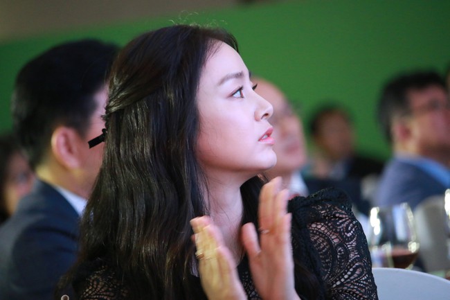 Tiết kiệm như Kim Tae Hee, đi sự kiện từ chiều tới tối vẫn diện nguyên 1 bộ váy, làm một kiểu tóc  - Ảnh 1.