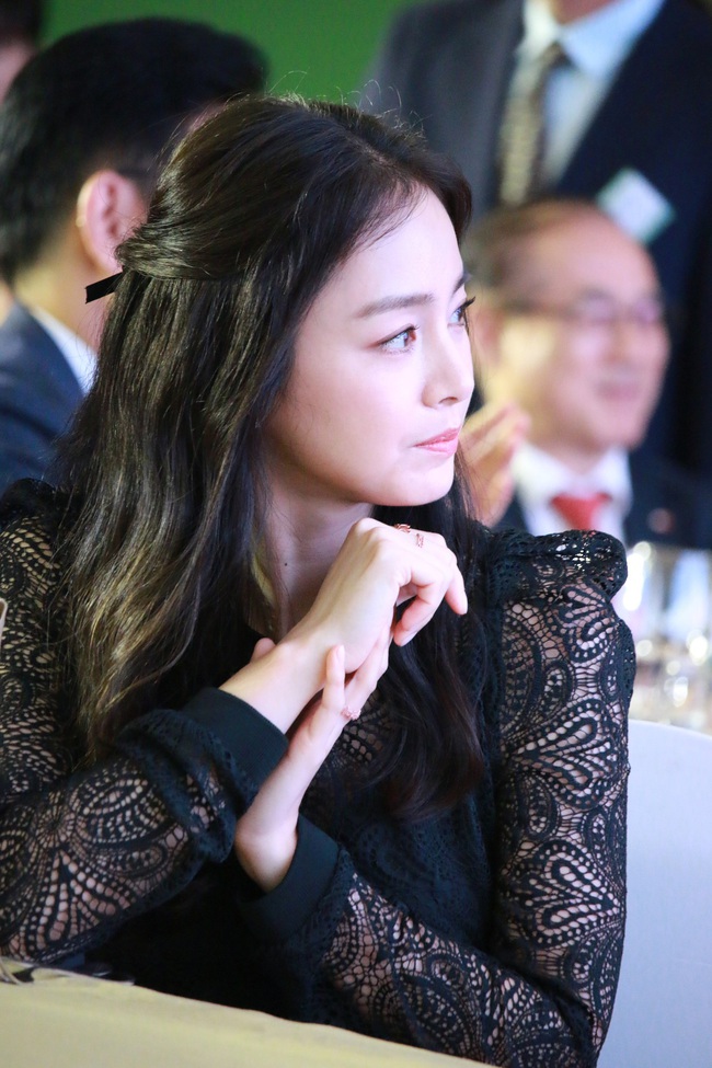 Tiết kiệm như Kim Tae Hee, đi sự kiện từ chiều tới tối vẫn diện nguyên 1 bộ váy, làm một kiểu tóc  - Ảnh 3.