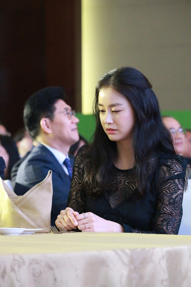 Tiết kiệm như Kim Tae Hee, đi sự kiện từ chiều tới tối vẫn diện nguyên 1 bộ váy, làm một kiểu tóc  - Ảnh 4.