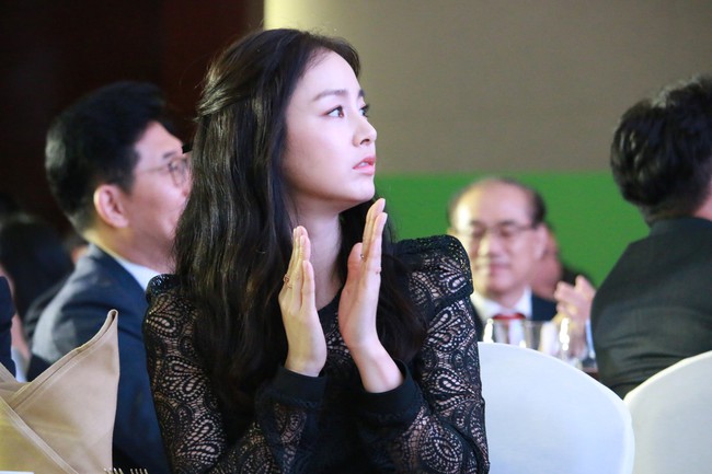 Tiết kiệm như Kim Tae Hee, đi sự kiện từ chiều tới tối vẫn diện nguyên 1 bộ váy, làm một kiểu tóc  - Ảnh 5.