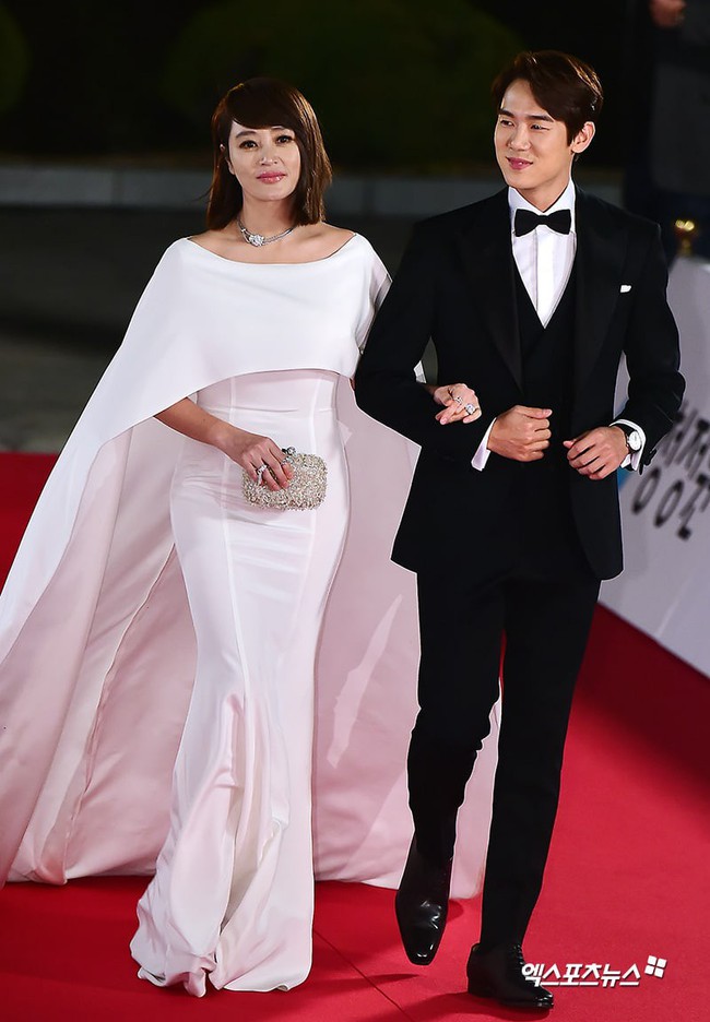 Thảm đỏ Giải Rồng Xanh 2018: Park Bo Young bỗng già chát vì trang điểm đậm, chị đại Kim Hye Soo cực khí chất  - Ảnh 1.