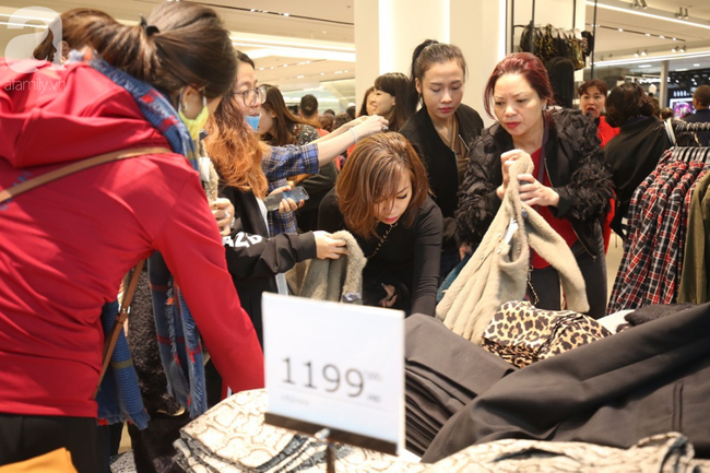Black Friday, hàng trăm người kéo vào cửa hàng mua sắm quá đông, nhiều người phải chui cửa vào - Ảnh 12.