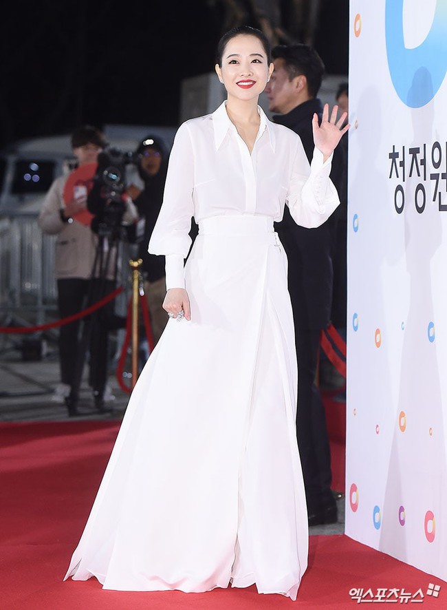 Thảm đỏ Giải Rồng Xanh 2018: Park Bo Young bỗng già chát vì trang điểm đậm, chị đại Kim Hye Soo cực khí chất - Ảnh 2. Thảm đỏ Giải Rồng Xanh 2018: Park Bo Young bỗng già chát vì trang điểm đậm, chị đại Kim Hye Soo cực khí chất - Ảnh 2.