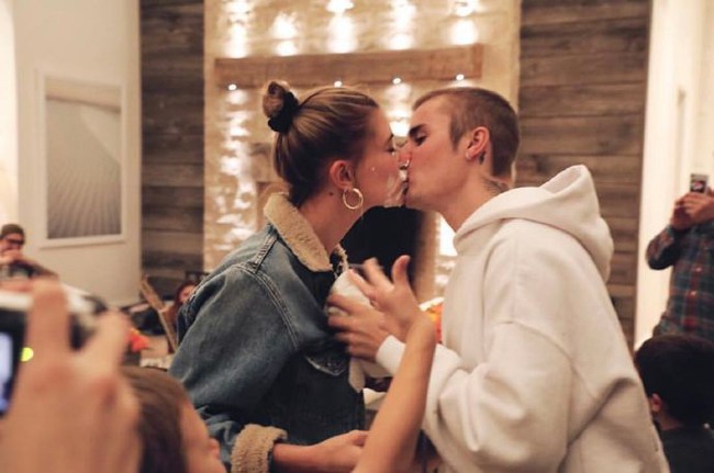 Hailey Baldwin bật khóc nức nở vì được Justin Bieber tự tay tặng bánh sinh nhật - Ảnh 1.