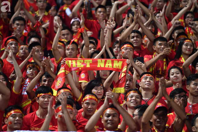 Cổ động viên vỡ òa hạnh phúc, tràn ra đường mừng tuyển Việt Nam chiến thắng 3-0 - Ảnh 13.