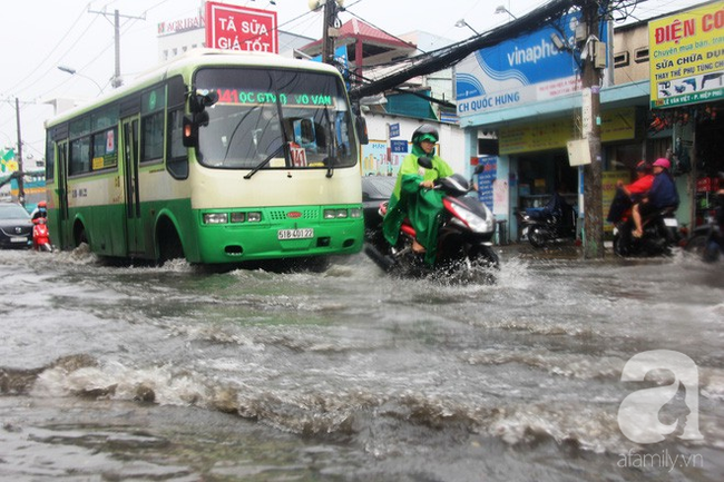 Bão Usagi áp sát đảo Phú Quý, TP.HCM chiều nay sẽ có mưa rất lớn, khả năng xuất hiện lốc xoáy - Ảnh 4.