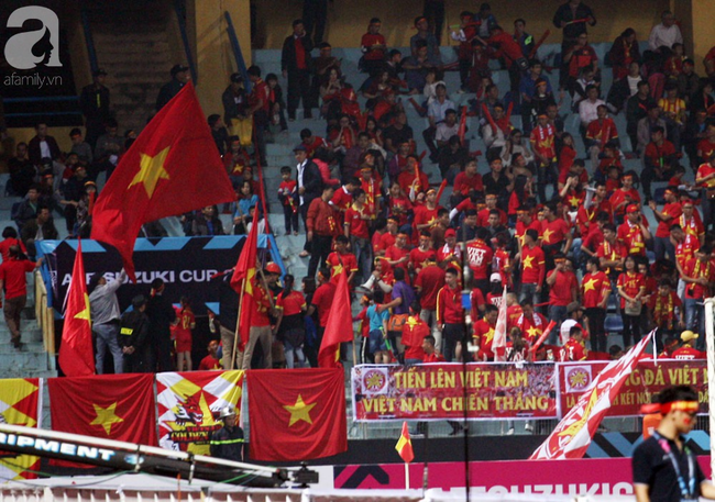 Cổ động viên vỡ òa hạnh phúc, tràn ra đường mừng tuyển Việt Nam chiến thắng 3-0 - Ảnh 19.