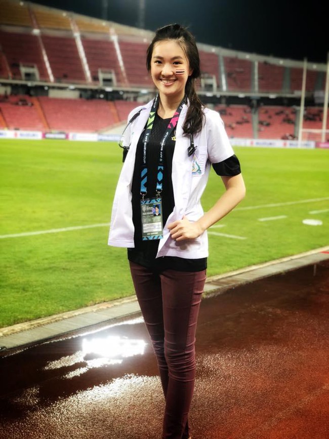 Nữ bác sĩ của đội tuyển Thái Lan: Gây sốt với vẻ đẹp thiên thần, là fan ruột của Barcelona, thần tượng Lionel Messi - Ảnh 1.