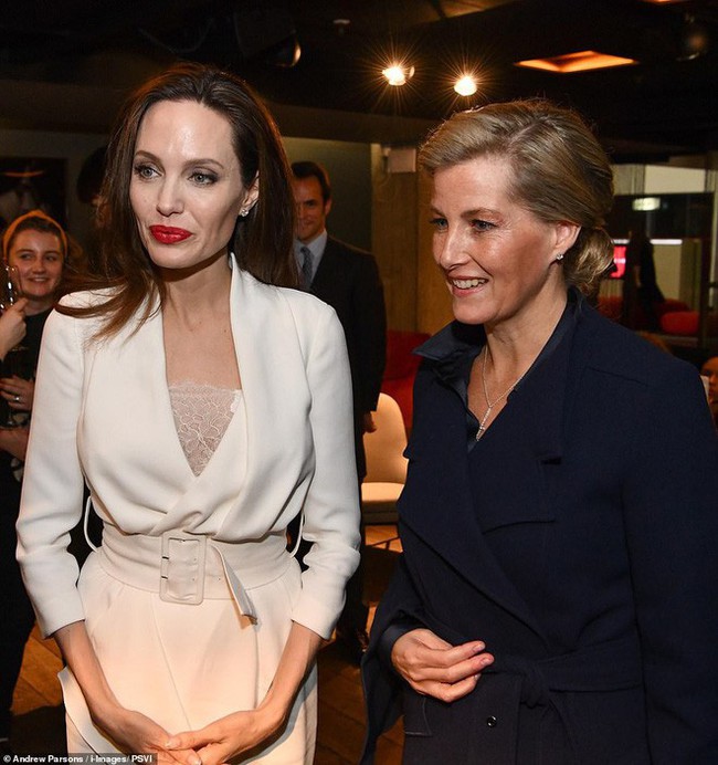 Diện đồ lộng lẫy đi sự kiện, Angelina Jolie kém sắc vì gầy đến nỗi lộ má hóp và bàn tay trơ xương - Ảnh 1.