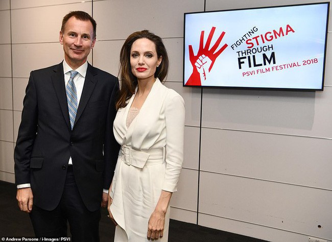 Diện đồ lộng lẫy đi sự kiện, Angelina Jolie kém sắc vì gầy đến nỗi lộ má hóp và bàn tay trơ xương - Ảnh 3.