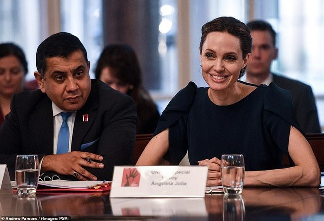 Diện đồ lộng lẫy đi sự kiện, Angelina Jolie kém sắc vì gầy đến nỗi lộ má hóp và bàn tay trơ xương - Ảnh 6.