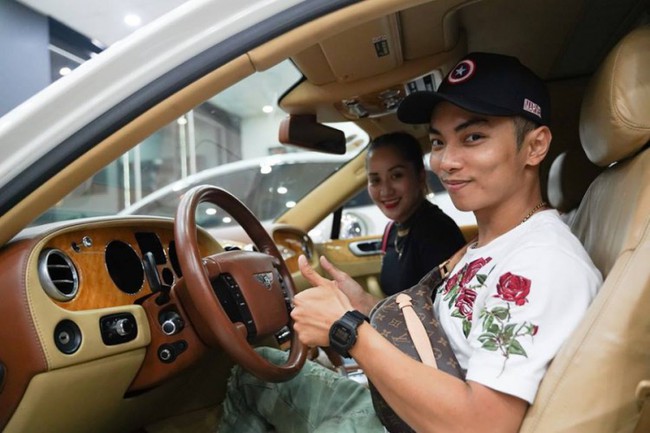 Lỡ đăng ảnh dìm hàng vợ, Phan Hiển mạnh tay chi tiền tỷ mua siêu xe tặng Khánh Thi để chuộc lỗi - Ảnh 1.