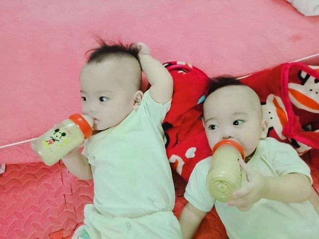 Hành trình giành giật sự sống của cặp sinh đôi chào đời ở tuần 30, phổi bị xẹp không thể tự thở - Ảnh 5. Hành trình giành giật sự sống của cặp sinh đôi chào đời ở tuần 30, phổi bị xẹp không thể tự thở - Ảnh 5.