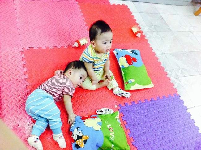 Hành trình giành giật sự sống của cặp sinh đôi chào đời ở tuần 30, phổi bị xẹp không thể tự thở - Ảnh 6. Hành trình giành giật sự sống của cặp sinh đôi chào đời ở tuần 30, phổi bị xẹp không thể tự thở - Ảnh 6.