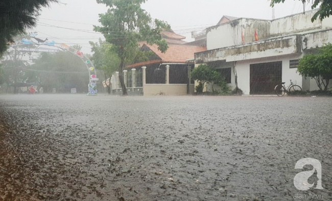 Bão số 9 suy yếu nhưng vẫn hoành hành Sài Gòn gây giông lốc, người miền Tây mòn mỏi trú bão chưa dám về nhà - Ảnh 3.