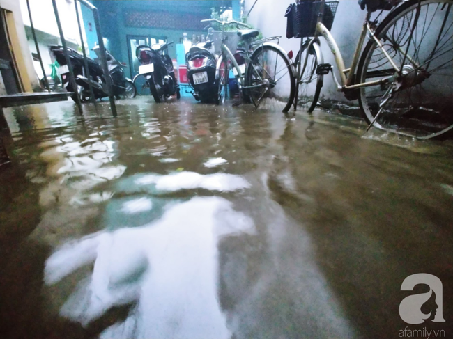 TP.HCM: Ngập siêu khủng khiếp sau bão số 9, người dân trong nhà khốn khổ tát nước, người đi đường bỏ xe lội bộ - Ảnh 10.