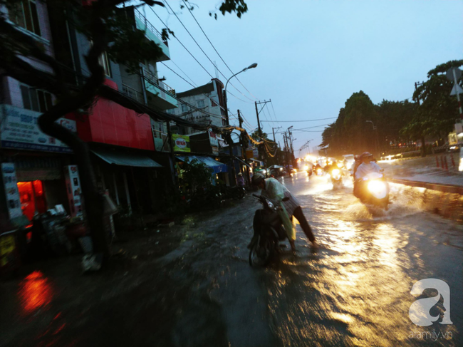TP.HCM: Ngập siêu khủng khiếp sau bão số 9, người dân trong nhà khốn khổ tát nước, người đi đường bỏ xe lội bộ - Ảnh 17.