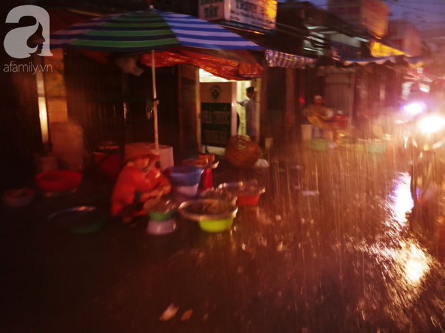 TP.HCM: Ngập siêu khủng khiếp sau bão số 9, người dân trong nhà khốn khổ tát nước, người đi đường bỏ xe lội bộ - Ảnh 18.