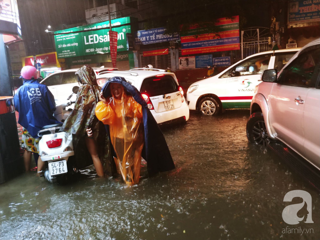 TP.HCM: Ngập siêu khủng khiếp sau bão số 9, người dân trong nhà khốn khổ tát nước, người đi đường bỏ xe lội bộ - Ảnh 5.