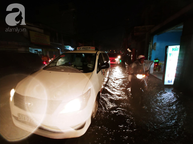 TP.HCM: Ngập siêu khủng khiếp sau bão số 9, người dân trong nhà khốn khổ tát nước, người đi đường bỏ xe lội bộ - Ảnh 21.