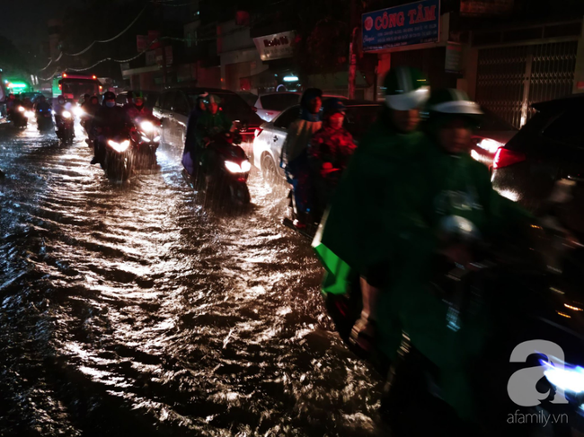 TP.HCM: Ngập siêu khủng khiếp sau bão số 9, người dân trong nhà khốn khổ tát nước, người đi đường bỏ xe lội bộ - Ảnh 6.