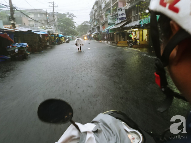 TP.HCM: Ngập siêu khủng khiếp sau bão số 9, người dân trong nhà khốn khổ tát nước, người đi đường bỏ xe lội bộ - Ảnh 1.