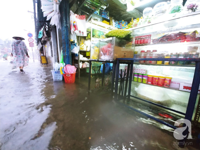 TP.HCM: Ngập siêu khủng khiếp sau bão số 9, người dân trong nhà khốn khổ tát nước, người đi đường bỏ xe lội bộ - Ảnh 8.