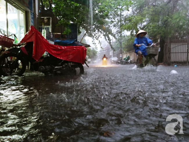 TP.HCM: Ngập siêu khủng khiếp sau bão số 9, người dân trong nhà khốn khổ tát nước, người đi đường bỏ xe lội bộ - Ảnh 4.