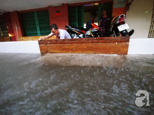 TP.HCM: Ngập siêu khủng khiếp sau bão số 9, người dân trong nhà khốn khổ tát nước, người đi đường bỏ xe lội bộ - Ảnh 11.