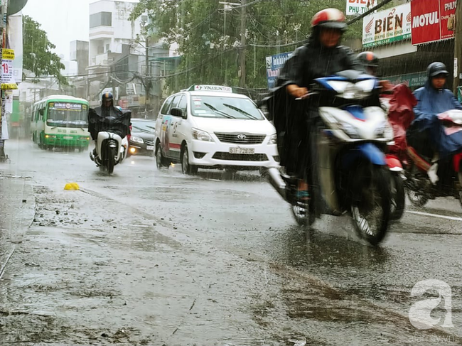 Bão số 9 suy yếu nhưng vẫn hoành hành Sài Gòn gây giông lốc, người miền Tây mòn mỏi trú bão chưa dám về nhà - Ảnh 5.