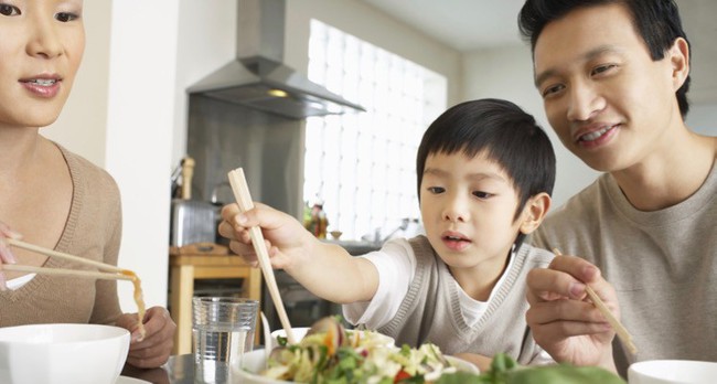 Việc nên và không nên làm với con khi ăn uống, tưởng đơn giản nhưng không phải ai cũng biết - Ảnh 2.