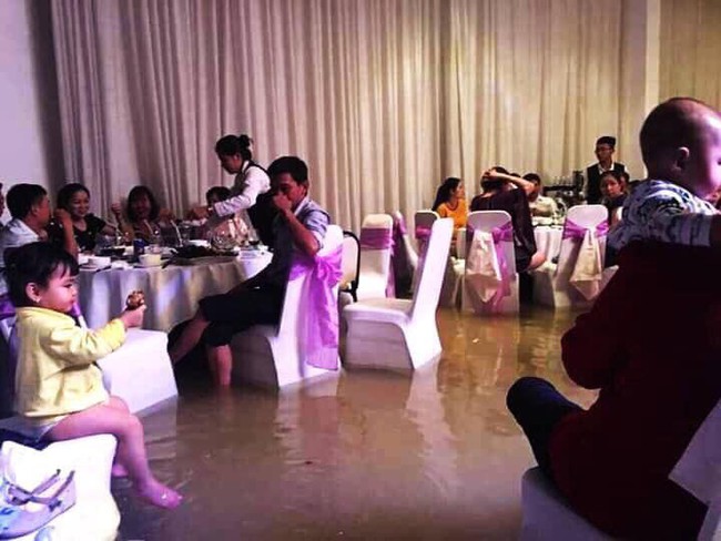Cám cảnh với hình ảnh đám cưới ngập nước ở Sài Gòn tối qua, tiệc ở nhà hàng mà mưa bão cũng không tha - Ảnh 2.