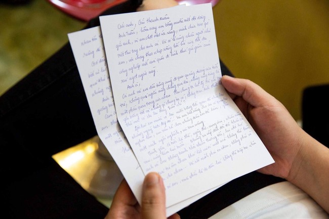 Hương Tràm bất ngờ viết thư tay, chia sẻ về tình yêu với Bùi Anh Tuấn năm 16 tuổi  - Ảnh 1.
