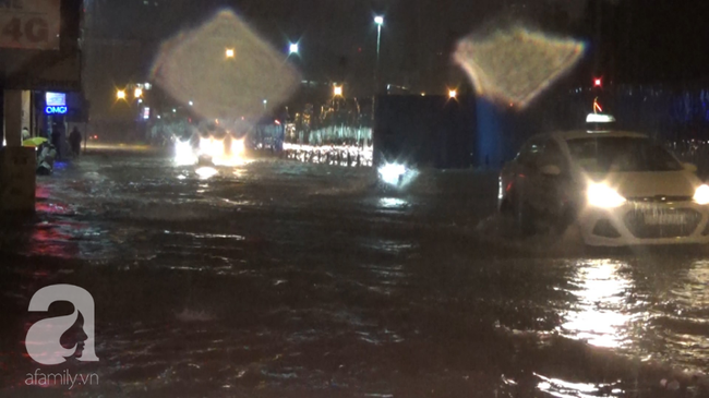 Sau đêm bão quần thảo, dân chung cư ở trung tâm TP.HCM kêu trời vì xe chìm trong biển nước, hư hỏng hàng loạt - Ảnh 1.