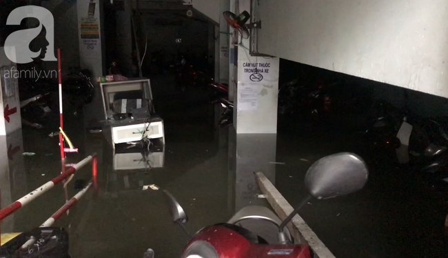 Sau đêm bão quần thảo, dân chung cư ở trung tâm TP.HCM kêu trời vì xe chìm trong biển nước, hư hỏng hàng loạt - Ảnh 6.