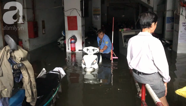 Sau đêm bão quần thảo, dân chung cư ở trung tâm TP.HCM kêu trời vì xe chìm trong biển nước, hư hỏng hàng loạt - Ảnh 5.