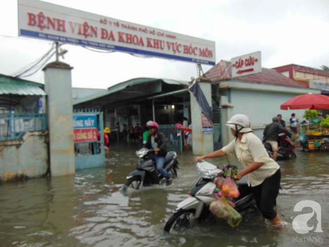 Hình ảnh cảm động trong bão: Bệnh viện thành sông, điều dưỡng và bác sĩ Sài Gòn lội nước cứu chữa bệnh nhân - Ảnh 1.