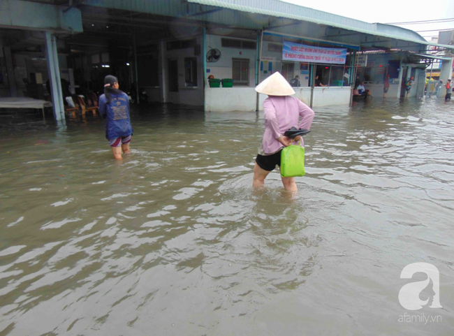 Hình ảnh cảm động trong bão: Bệnh viện thành sông, điều dưỡng và bác sĩ Sài Gòn lội nước cứu chữa bệnh nhân - Ảnh 3.