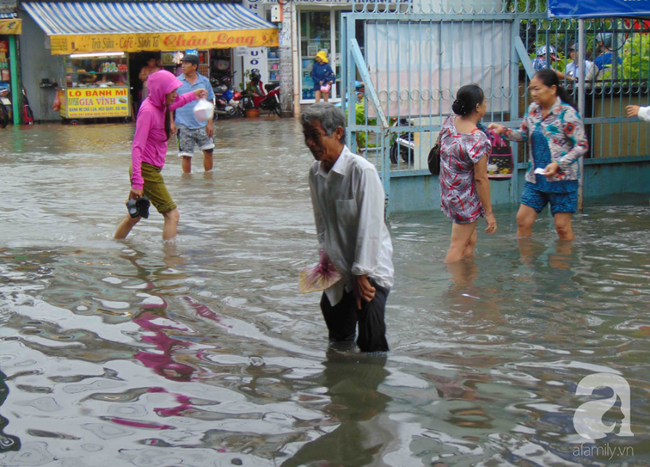 Hình ảnh cảm động trong bão: Bệnh viện thành sông, điều dưỡng và bác sĩ Sài Gòn lội nước cứu chữa bệnh nhân - Ảnh 4.