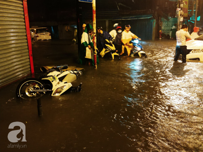 Ác mộng sau bão số 9: Tới khuya vẫn mưa, đường phố Sài Gòn thành sông, ô tô xe máy chìm trong biển nước - Ảnh 8.