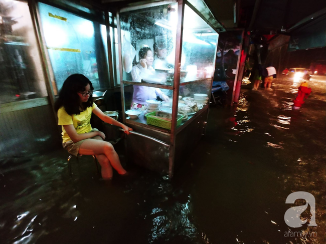 Ác mộng sau bão số 9: Tới khuya vẫn mưa, đường phố Sài Gòn thành sông, ô tô xe máy chìm trong biển nước - Ảnh 13.